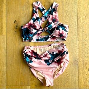 Albion fit suit. Great condition, slight wear. Top was $88, bottoms $64